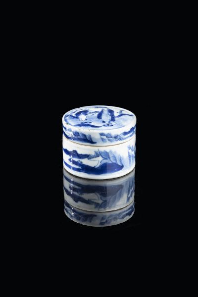 SCATOLINA IN PORCELLANA : Scatolina in porcellana bianca e blu dipinta con personaggi  Cina  dinastia Qing  XIX secolo. h cm 4 5x6  - Asta Arte Orientale - Associazione Nazionale - Case d'Asta italiane