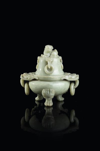 CENSER : Censer in giada con manici a forma di drago  Cina  dinastia Qing  XIX secolo. h cm 22x20  - Asta Arte Orientale - Associazione Nazionale - Case d'Asta italiane