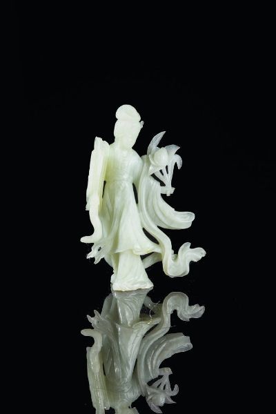 SCULTURA IN GIADEITE : Scultura in Giadeite rappresentante Guanyin  Cina  XX secolo. h cm 20x14  - Asta Arte Orientale - Associazione Nazionale - Case d'Asta italiane