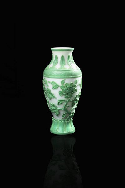 VASO IN VETRO : Vaso in vetro di Pechino nei colori del verde con decori floreali  Cina  XX secolo. h cm 32x14  - Asta Arte Orientale - Associazione Nazionale - Case d'Asta italiane