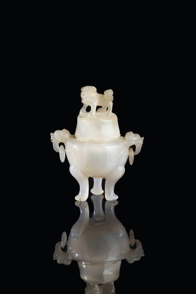 PICCOLO CENSER : Piccolo censer in Aghata con tappo sormontato da cane di Pho  Cina  dinastia Qing  XX secolo. h cm 12x10  - Asta Arte Orientale - Associazione Nazionale - Case d'Asta italiane
