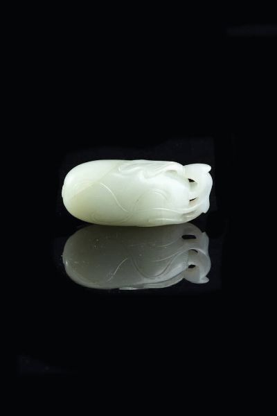 FRUTTO IN GIADA : Frutto in giada Celadon  Cina  dinastia Qing  XX secolo. h cm 5x2 5  - Asta Arte Orientale - Associazione Nazionale - Case d'Asta italiane