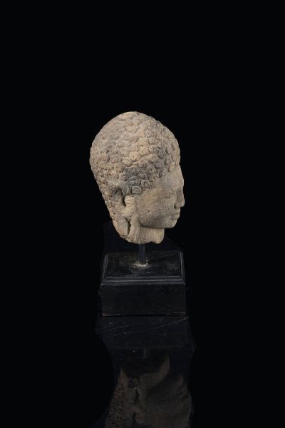 TESTA ORIENTALE : Testina di Buddha in Arenaria  Sud Est Asiatico  XIX secolo. h cm 21x10  - Asta Arte Orientale - Associazione Nazionale - Case d'Asta italiane