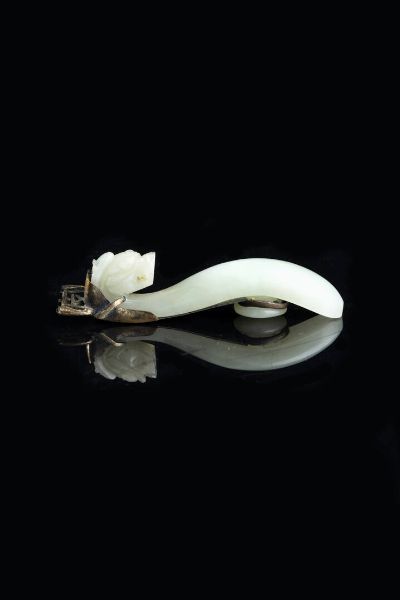 BOTTONE : Bottone in giada Celadon raffigurate drago montato in argento  Cina  dinastia Qing  XX secolo. h cm 9x1 5  - Asta Arte Orientale - Associazione Nazionale - Case d'Asta italiane