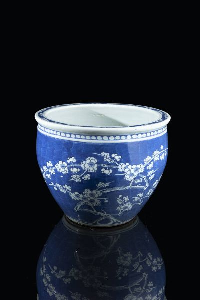 VASCA : Vasca in porcellana bianca e blu dipinta con fiori di ciliegio  Cina  diastia Qing  XX secolo. h cm 30 5x37 5  - Asta Arte Orientale - Associazione Nazionale - Case d'Asta italiane