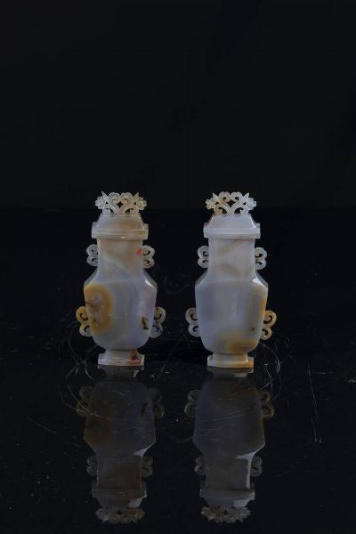 COPPIA DI VASETTI : Coppia di vesetti in Agata con tappo  Cina  dinstia Qing  XX secolo. h cm 18x9  - Asta Arte Orientale - Associazione Nazionale - Case d'Asta italiane