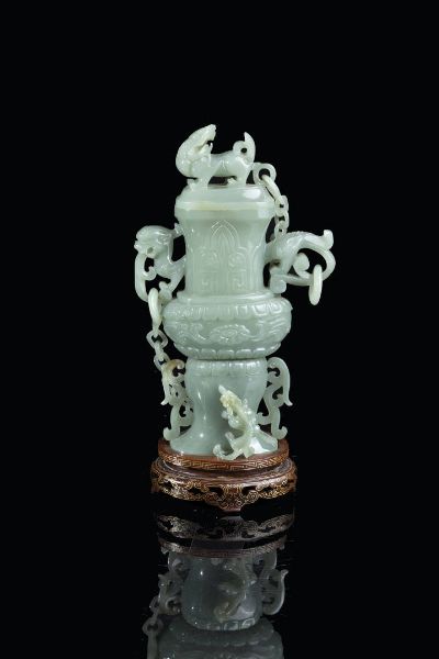 VASO : Vaso in giada Celadon con manici a forma di drago e coperchio  Cina  dinastia Qing  XX secolo. h cm 25 5x15 5  - Asta Arte Orientale - Associazione Nazionale - Case d'Asta italiane