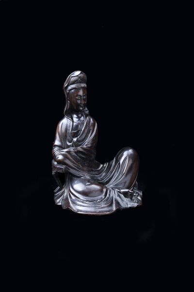 GUANYIN : Guanyin in legno di Homu  Cina  dinastia Qing  XIX secolo. h cm 24 5x17 5x19  - Asta Arte Orientale - Associazione Nazionale - Case d'Asta italiane