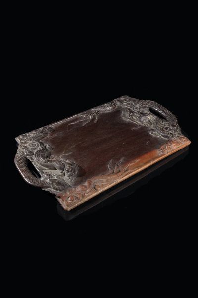 VASSOIO IN LEGNO : Vassoio in legno di Homu con manici a forma di drago  Cina  dinastia Qing  XIX secolo. h cm 35x60  - Asta Arte Orientale - Associazione Nazionale - Case d'Asta italiane