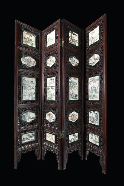 PARAVENTO : Paravento in legno con piastrelle in porcellana Famiglia Rosa  Cina  dinastia Qing  XX secolo. h cm 146x120  - Asta Arte Orientale - Associazione Nazionale - Case d'Asta italiane