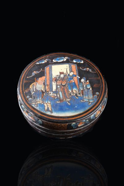 SCATOLA TONDA : Scatola tonda in lacca nera dipinta con personaggi Cina  XX secolo. h cm 14 5x33  - Asta Arte Orientale - Associazione Nazionale - Case d'Asta italiane