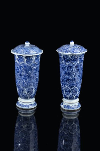COPPIA DI VASI : Coppia di vasi in porcellana bianca e blu con decori floreali e tappo  Cina  dinastia Qing  Epoca Kangxi (1662-1722). h cm 28x12 5  - Asta Arte Orientale - Associazione Nazionale - Case d'Asta italiane