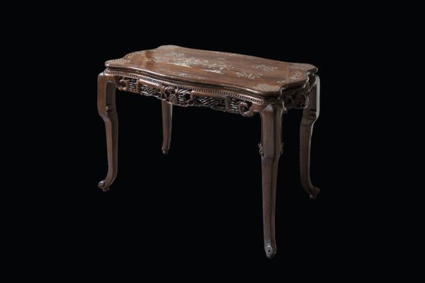 TAVOLO : Tavolo in legno con intarsi in madreperla  Vietnam  prima met del XX secolo. h cm 74 5x97x55  - Asta Arte Orientale - Associazione Nazionale - Case d'Asta italiane