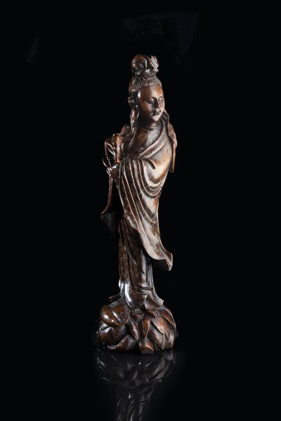 GUANYIN : Guanyin in legno intarsiata in argento  Cina  dinastia Qing  XIV secolo. h cm 54x15  - Asta Arte Orientale - Associazione Nazionale - Case d'Asta italiane