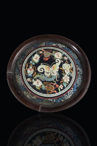 RICAMO SU SETA : Ricamo su seta entro cornice  Cina  Repubblica  XX secolo. diam. cm 34  - Asta Arte Orientale - Associazione Nazionale - Case d'Asta italiane