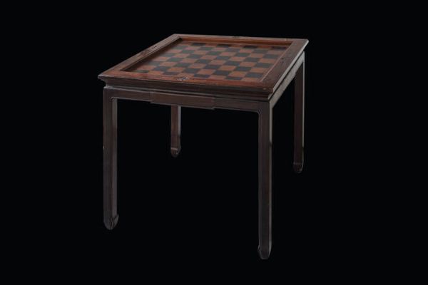 TAVOLO QUADRATO : Tavolo quadrato in legno di Homu con scacchiera  Cina  XX secolo. h cm 77x84x84  - Asta Arte Orientale - Associazione Nazionale - Case d'Asta italiane
