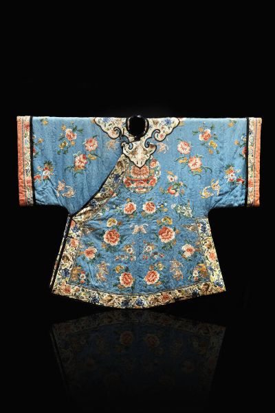 VESTE : Veste ricamata in seta  Cina  dinastia Qing  XIX secolo. h cm 102x125  - Asta Arte Orientale - Associazione Nazionale - Case d'Asta italiane