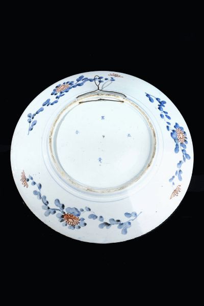 PIATTO : Piatto in porcellana Imari  Giappone  XIX secolo. diam. cm 48  - Asta Arte Orientale - Associazione Nazionale - Case d'Asta italiane