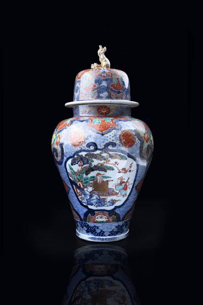 POTICHE : Potiche in ceramica dipinta con personaggi e draghi  drago dorato sul coperchio  Giappone  XIX secolo. h cm 76  - Asta Arte Orientale - Associazione Nazionale - Case d'Asta italiane