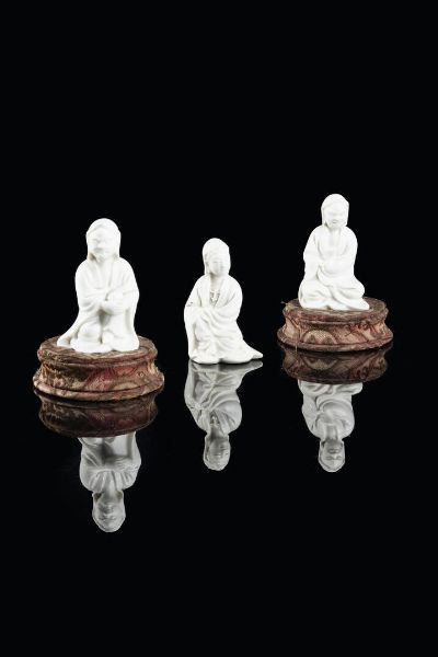 TRE FIGURE DI SAGGI : Tre figure di saggi e Guanyin in porcellana Blanc de Chine  Cina  dinsatia Qing  XX secolo. h cm 8 5x5 caduna  - Asta Arte Orientale - Associazione Nazionale - Case d'Asta italiane