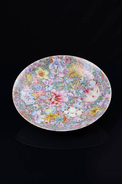 GRANDE PIATTO : Grande piatto in porcellana con decoro mille fleurs marchio apocrifo Qianlong  Cina  periodo Repubblica  XX secolo. diam. cm 40  - Asta Arte Orientale - Associazione Nazionale - Case d'Asta italiane