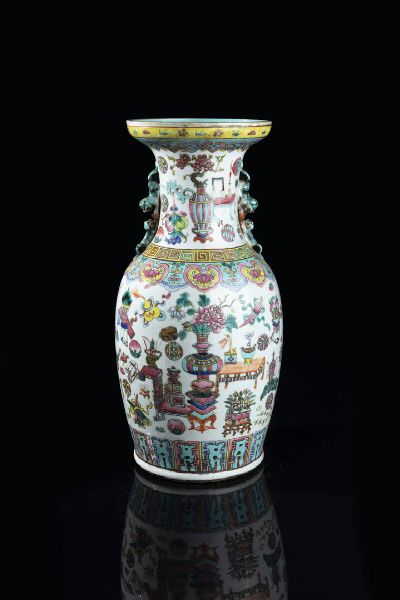 VASO IN PORCELLANA : Vaso in porcellana Famiglia Rosa  Cina  dinastia Qing  XIX secolo. h cm 44 5x18  - Asta Arte Orientale - Associazione Nazionale - Case d'Asta italiane