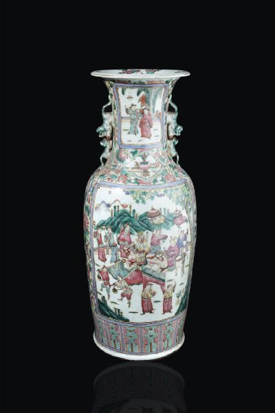 VASO IN PORCELLANA : Vaso in porcellana Famiglia Rosa dipinto con scene di parata  Cina  dinastia Qing  XIX secolo. h cm 60x24  - Asta Arte Orientale - Associazione Nazionale - Case d'Asta italiane