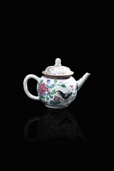 TEIERA IN PORCELLANA : Teiera in porcellana Famiglia Rosa con raffigurazioni di galli e peonie  Cina  dinastia Qing  XVIII secolo. h cm 12x16x10  - Asta Arte Orientale - Associazione Nazionale - Case d'Asta italiane