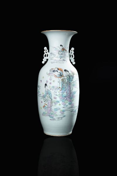 VASO IN PORCELLANA : Vaso in porcellana con decori di vita quotidiana e iscrizioni  Cina  XX secolo. h cm 57  - Asta Arte Orientale - Associazione Nazionale - Case d'Asta italiane