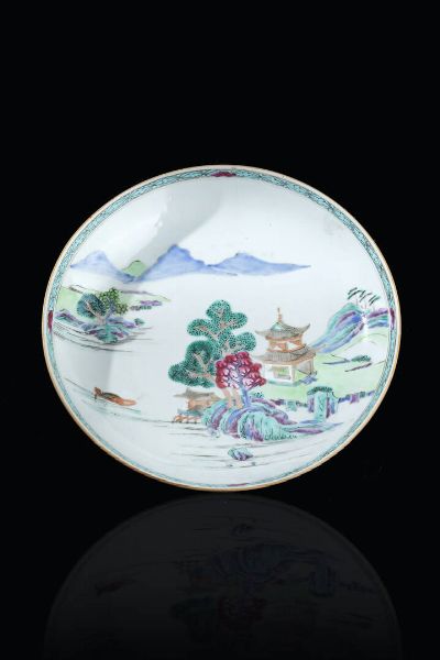PIATTO IN PORCELLANA : Piattini in porcellana policroma con decori di paesaggio  Cina  dinastia Qing  XIX secolo. h cm 4x22 5  - Asta Arte Orientale - Associazione Nazionale - Case d'Asta italiane
