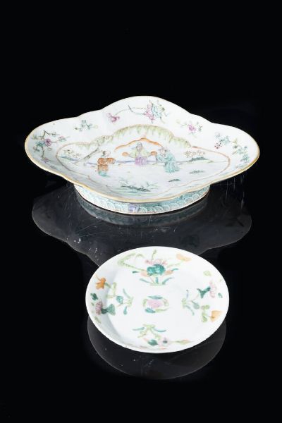 LOTTO DI DUE PIATTINI ORIENTALI : Lotto composto da due oggetti in porcellana Famiglia Rosa  Cina  XX secolo. h cm 5 5x26  diam. cm 13  - Asta Arte Orientale - Associazione Nazionale - Case d'Asta italiane