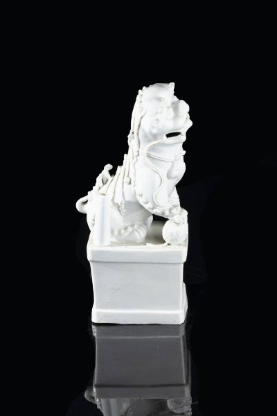 CANE DI PHO : Cane di Pho in porcellana Blanc de Chine  Cina  dinastia Qing  Epoca Kangxi  XVIII secolo. h cm 27x13  - Asta Arte Orientale - Associazione Nazionale - Case d'Asta italiane