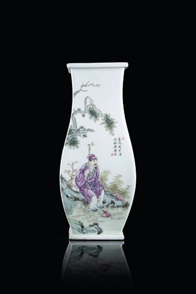 VASO IN PORCELLANA : Vaso in porcellana Famiglia Rosa sezione squadrata con dipinti di saggi e iscrizioni  Cina  Repubblica  XX secolo. h cm 34x14  - Asta Arte Orientale - Associazione Nazionale - Case d'Asta italiane