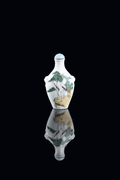 SNUFF BOTTLE : Snuff bottle in porcellana con decori di paesaggi con uccelli  Cina  Repubblica  XX secolo. h cm 8x4 5  - Asta Arte Orientale - Associazione Nazionale - Case d'Asta italiane