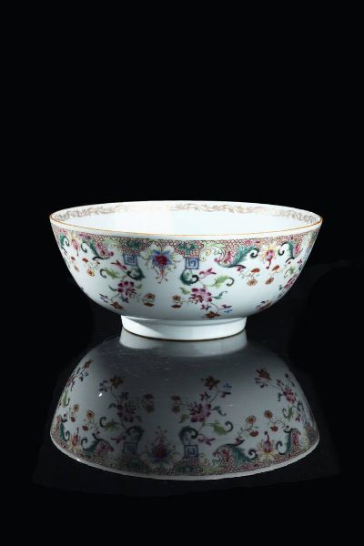 CIOTOLA IN PORCELLANA : Ciotola in porcellana con decori floreali. Cina  dinastia Qing  XIX secolo. h cm 13x30 5  - Asta Arte Orientale - Associazione Nazionale - Case d'Asta italiane