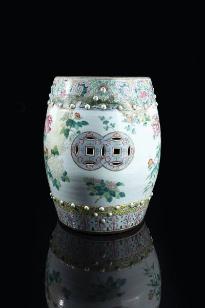 GARDEN SIT IN PORCELLANA : Garden sit in porcellana Famiglia Rosa con decori floreali  Cina  XIX secolo. h cm 48x30  - Asta Arte Orientale - Associazione Nazionale - Case d'Asta italiane