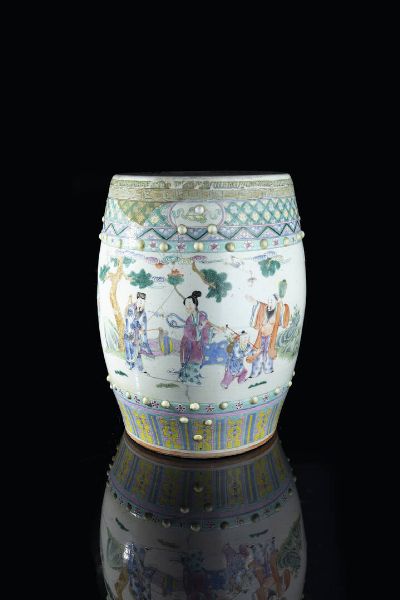 GARDEN SIT : Garden sit in porcellana Famiglia Rosa  Cina  dinastia Qing  XIX secolo. h cm 48x30  - Asta Arte Orientale - Associazione Nazionale - Case d'Asta italiane