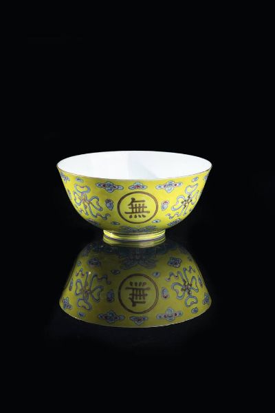 CIOTOLA : Ciotola in porcellana Famiglia Rosa su sfondo giallo  Cina  dinastia Qing  XX secolo. h cm 8x17 5  - Asta Arte Orientale - Associazione Nazionale - Case d'Asta italiane