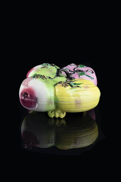 PORTA VIVANDE : Porta vivande in porcellana policroma con coperchio  Cina  XX secolo. h cm 13x19x19  - Asta Arte Orientale - Associazione Nazionale - Case d'Asta italiane