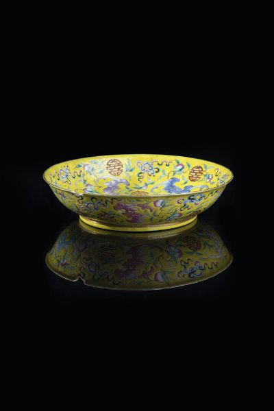 PIATTO : Piatto in porcellana Famiglia Rosa su sfondo giallo  Cina  dinastia Qing   XIX secolo  Epoca Guangxu. h cm 4x17 5  - Asta Arte Orientale - Associazione Nazionale - Case d'Asta italiane