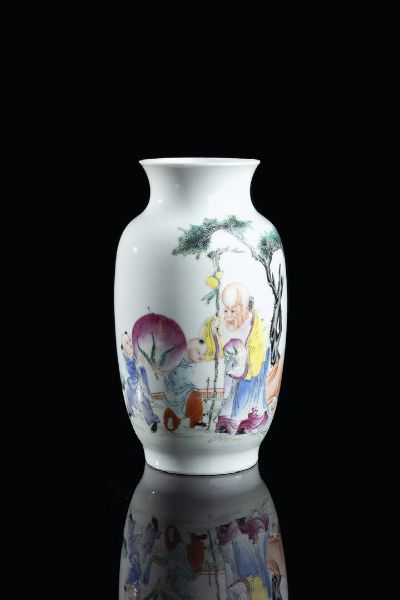 VASO : Vaso in porcellana dipinto con monaco e bambini  Cina  Repubblica  XX secolo. h cm 20x11  - Asta Arte Orientale - Associazione Nazionale - Case d'Asta italiane