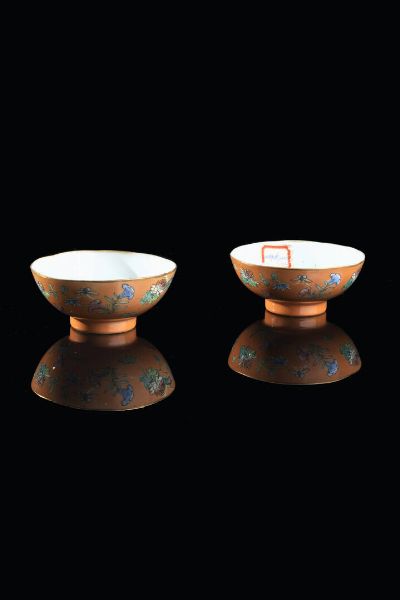 COPPIA DI CIOTOLE : Coppia di ciotole in porcellana a sfondo arancione con decori floreali  Cina  dinastia Qing  XIX secolo. h cm 4 5x11  - Asta Arte Orientale - Associazione Nazionale - Case d'Asta italiane