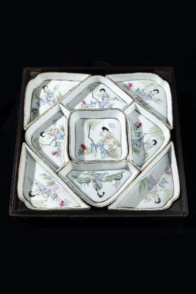 PORTAVIVANDE : Porta vivende Famiglia Rosa composto da nove piattini entro scatola linea  Cina  dinastia Qing  XIX secolo. h cm 28x28  - Asta Arte Orientale - Associazione Nazionale - Case d'Asta italiane