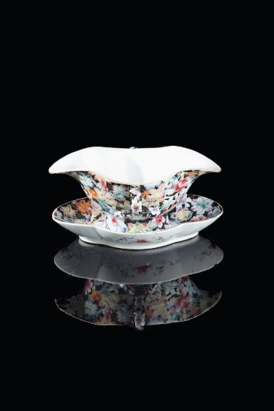 SALSIERA : Salsiera in porcellana a decoro mille fleurs  Cina  Repubblica  XX secolo. h cm 10x22  - Asta Arte Orientale - Associazione Nazionale - Case d'Asta italiane