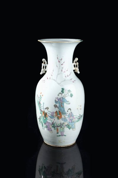 VASO : Vaso in porcellana  Cina  dinastia Qing  XIX secolo. h cm 43x18  - Asta Arte Orientale - Associazione Nazionale - Case d'Asta italiane