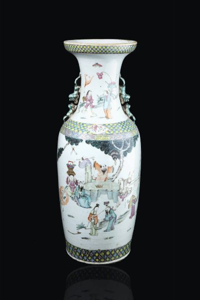 VASO IN PORCELLANA : Vaso in porcellana Famiglia Rosa decorato con scene di parata  Cina  dinastia Qing  XX secolo. h cm 60 5x23 5  - Asta Arte Orientale - Associazione Nazionale - Case d'Asta italiane