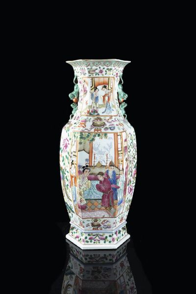 VASO : Vaso in porcellana Famiglia Rosa decorato con secne di vita quotidiana e fiori  Cina  dinastia Qing  XX secolo. h cm 58 8x19  - Asta Arte Orientale - Associazione Nazionale - Case d'Asta italiane