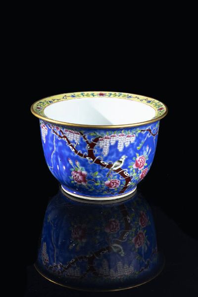CACHEPOT : Cachepot in porcellana a sfondo blu con decori di uccelli e fiori  Cina  Repubblica  XX secolo. h cm 17 5x28  - Asta Arte Orientale - Associazione Nazionale - Case d'Asta italiane