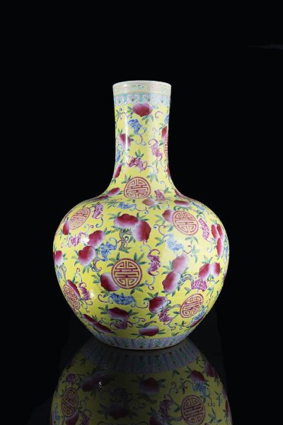 VASO A PALLONE : Vaso a pallone dipinto con peonie e pipistrelli su sfondo giallo marchio apocrifio Qianlong  Cina  dinastia Qing  XX secolo. h cm 55x39  - Asta Arte Orientale - Associazione Nazionale - Case d'Asta italiane