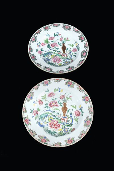 COPPIA DI PIATTI : Coppia di piatti Famiglia Rosa dipinti con fiori  Cina  dinastia Qing  XVIII secolo. diam. cm 28 5  - Asta Arte Orientale - Associazione Nazionale - Case d'Asta italiane